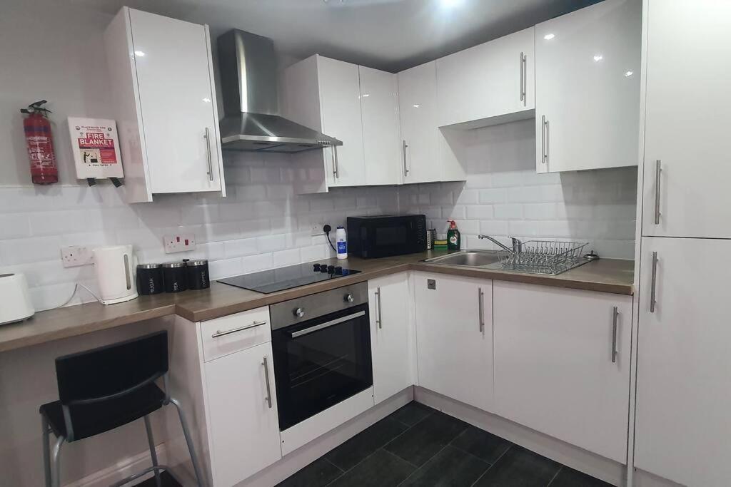 1 Bedroom Flat, Sleeps Up To 5Ppl, City Center Cardiff Esterno foto